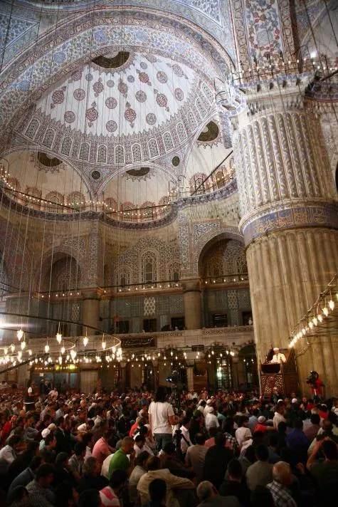 <p>Senden kalblerimize ışık, iradelerimize güç, düşüncelerimize istikamet, niyetlerimize de hulûs istiyoruz. Bizleri iç dünyamızla yeniden inşa ederek ruhlarımıza ahsen-i takvîm sırrını duyur.</p>
<p> </p>