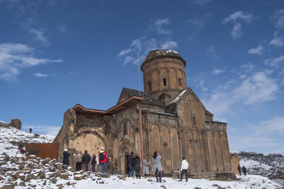 <p>Yılın büyük bir bölümü kar yağışı dolayısıyla beyaz örtüyle kaplı olan Kars, tarihi, doğası ve kültürel zenginlikleriyle her mevsim yerli ve yabancı turistlere masalsı güzellikler sunuyor.</p>

<p> </p>
