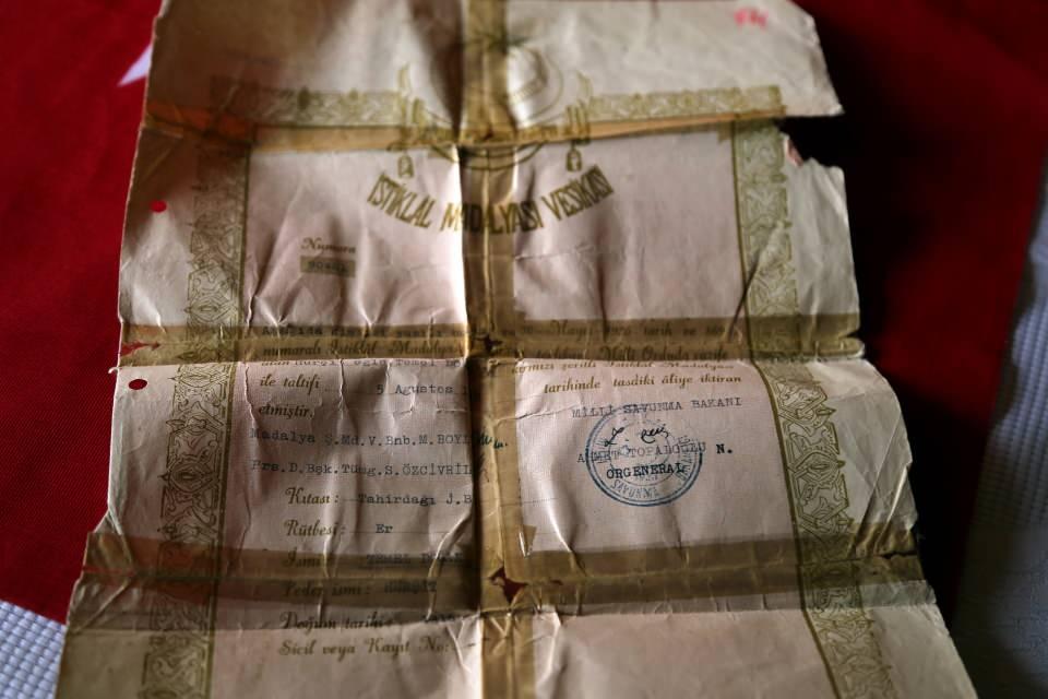 <p>Ondan sonra Çanakkale Gazisi olarak madalya alıyor. Kırmızı kurdeleli madalya veriliyor dedeme. 1989 yılında da vefat ediyor. Her 18 Mart’ta ben madalyayı alarak onu dualarla, rahmetle anarak bir gün günü geçiriyorum. </p>
