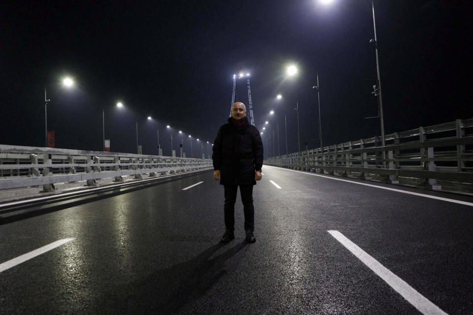 <p>Ulaştırma ve Altyapı Bakanı Karaismailoğlu, Çanakkale Deniz Zaferi'nin 107'nci yıl dönümü ve Şehitleri Anma Günü törenlerinin ardından Cumhurbaşkanı Erdoğan tarafından açılışı yapılacak 1915 Çanakkale Köprüsü'nde gün doğumunu yürüyerek karşıladı. </p>

<p> </p>
