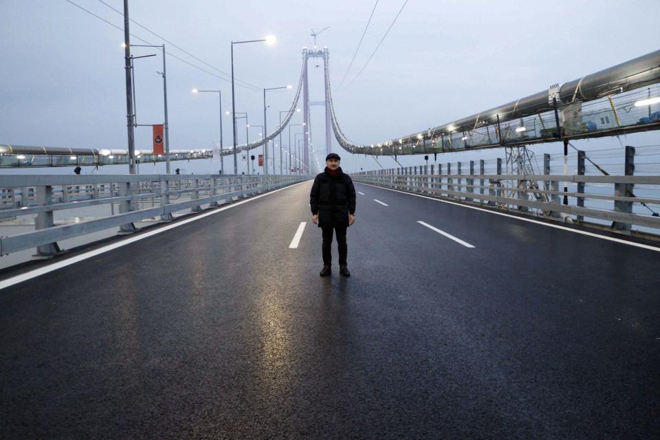 <p> Çanakkale’de ortaya çıkan bu eser yüzyıllar boyu bu ülkeye hizmete edecek. Bütün Türkiye Cumhuriyeti vatandaşlarının gurur duyacağı bir projeyi yarın hizmete açıyoruz. Köprümüz sembollerin köprüsü. </p>