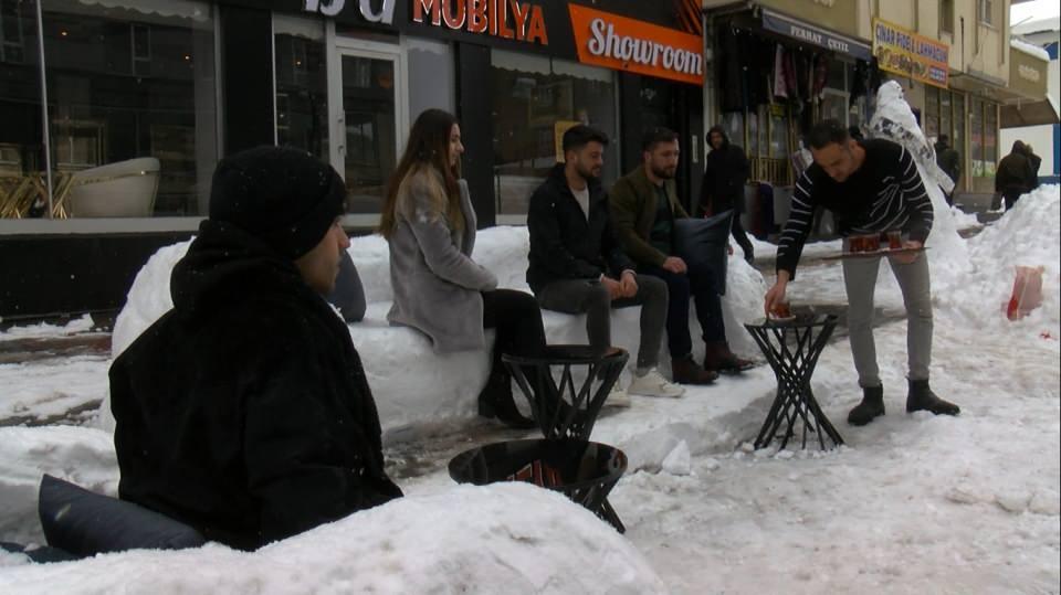 <p>Muş'ta mobilyacı olan Şahin Mete, kardan koltuk takımı yaptı. Üzerine yastık, önüne de sehpa koyulan koltuk takımı, görenlerin ilgisini çekti</p>

<p> </p>
