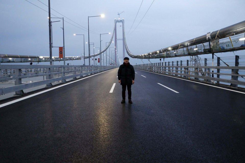 <p>318 metre yüksekliğindeki çelik ayaklar 3’üncü ayın 18’ini simgeliyor. 2023 metrelik orta açıklık ise Cumhuriyet'imizin 100’üncü yılını simgeliyor. Seyit Onbaşı’nın 16 metrelik simge top mermileriyle birlikte kule yükseklikleri 334 metreye kadar çıkacak. </p>