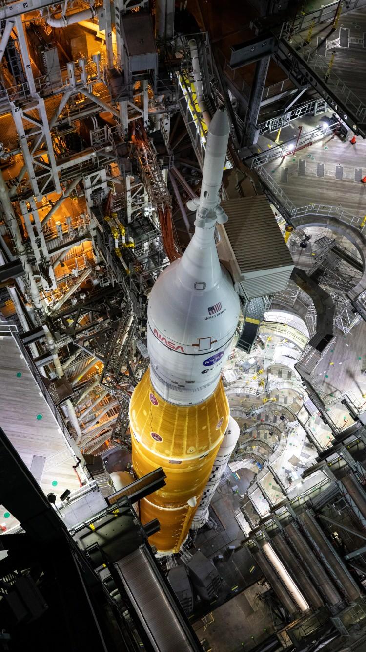 <p>ABD Ulusal Havacılık ve Uzay Ajansı’nın (NASA) Ay görevi ‘Artemis I’ kapsamında inşa edilen dev roketi (SLS) ve üzerine monte edilen uzay aracı Orion’u fırlatma rampasına taşıdı.</p>
