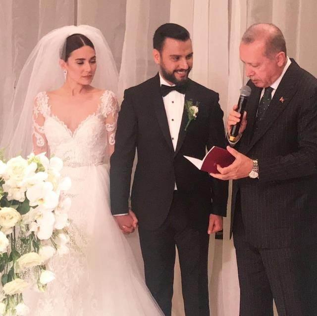 <p><span style="color:#800080"><strong>Cumhurbaşkanı Recep Tayyip Erdoğan'ın eşi Emine Erdoğan, ünlü çiftin nikah törenine de katılmıştı.</strong></span></p>
