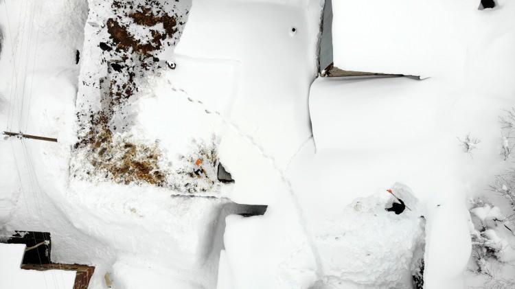 <p>Ev, ahır, iş makineleri, araçlar ve yemlerin tamamen kar altında kaldığı köyde, adeta kar esareti yaşanıyor.</p>
