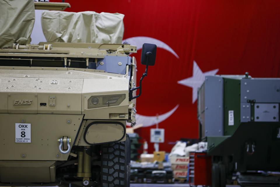 <p><strong>Yerli kule hazırlığı</strong></p>
<p>Endonezya'nın talebi doğrultusunda tankta Belçika yapımı bir silah kulesi kullanıldığını belirten Kurt, şunları kaydetti:</p>
<p>"Dünyada böyle az sayıda kule var şu an için. Bizim de bazı planlarımız var. ASELSAN'ın da planları olduğunu biliyorum. Bir kule geliştirme konusunda Türkiye'de bir faaliyet, olması gerektiğini düşünüyorum. </p>