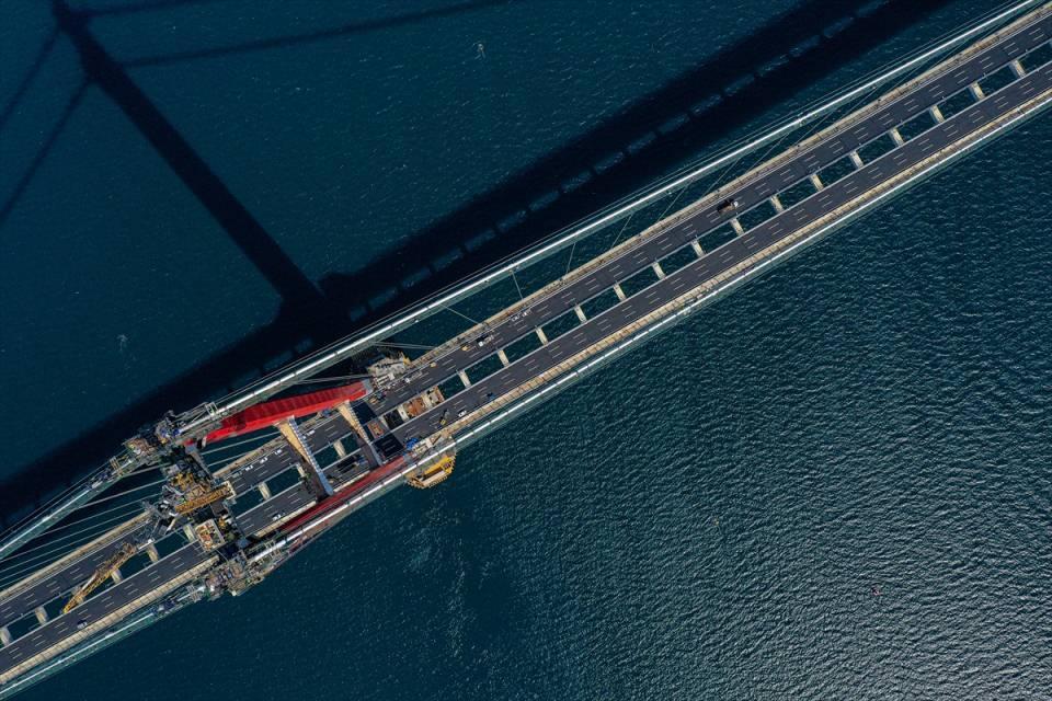 <p><span style="color:rgb(178, 34, 34)"><strong>Güzergah 40 kilometre kısalacak</strong></span></p>

<p>1915 Çanakkale Köprüsü’nün 89 kilometre otoyol ve 12 kilometre bağlantı yolu olmak üzere toplam 101 kilometre uzunluğunda olan Kınalı-Tekirdağ-Çanakkale-Savaştepe Otoyolu Projesi kapsamında yer aldığını aktaran Ulaştırma ve Altyapı Bakanı Karaismailoğlu, proje hakkında şu bilgileri verdi:</p>
