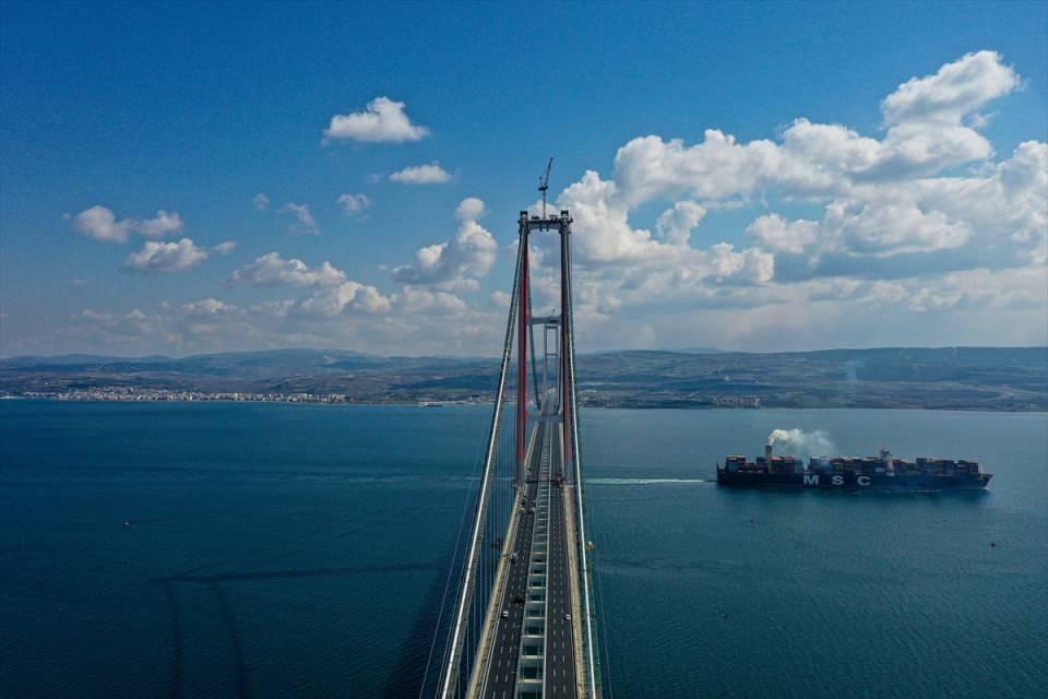<p>Peyzaj çalışmaları kapsamında 516 bin 863 fidan dikilen projenin çevresindeki düzenlemeler sürerken, köprü üzerindeki bağlantı noktaları ve bariyerler kontrol edilerek eksiklikler gideriliyor.</p>
<p> </p>