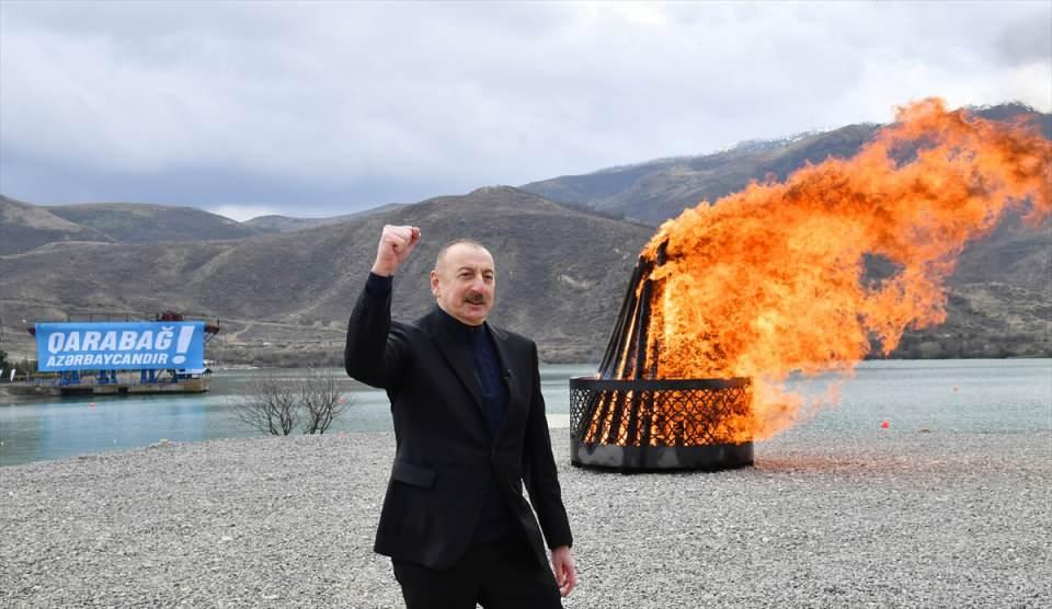 <p>Aliyev, eşi Mihriban Aliyeva ile Nevruz ateşini yaktıktan sonra ulusa seslendi.</p>

<p>Tarihi zaferin ardından ikinci kez Karabağ'da Nevruz'u kutladıklarını belirten Aliyev, 2020'de savaşarak, kan dökerek, şehitler vererek toprakları Ermeni işgalinden kurtardıklarını ve Karabağ'a döndüklerini belirtti.</p>

<p> </p>
