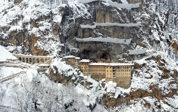<p>Ziyaretçilerden Muhittin Sayitbüyük, AA muhabirine, manastırın kar yağışı ile birlikte doğal güzelliğini görebilmek için geldiklerini söyledi.</p>
<p> </p>