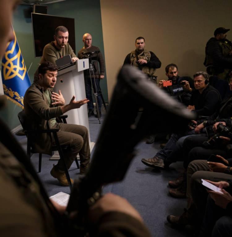 <p>Diğer bir kullanıcı da<em><strong> "Macron’un müstesna bir Fransız Zelensky’si imajı vermek istediği"</strong></em> ifadesine yer verdi.</p>