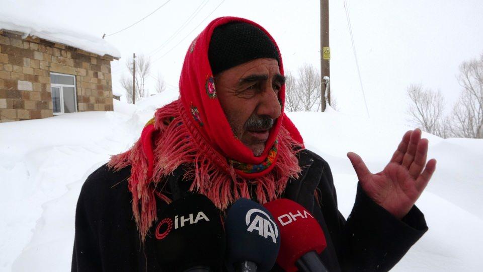 <p>Ev, ahır, iş makineleri, araçlar ve yemlerin tamamen kar altında kaldığı köyde, adeta kar esareti yaşanıyor.</p>

<p> </p>
