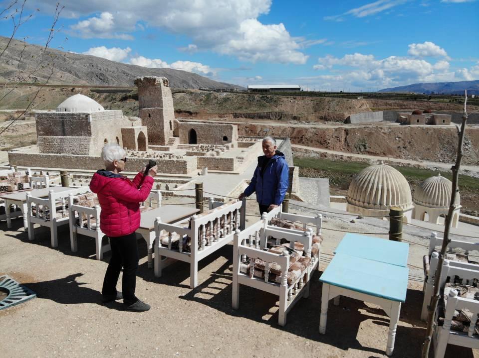 <p>Böylece yürüyüş yolları da turistlerimize sağlanacak. Bu da büyük bir proje. O da devam ediyor. Yani Hasankeyf’teki projeler son derece hızlı bir şekilde devam ediyor. Kara yollarının yapmış olduğu tünel bitmek üzere, yakında açılacak. </p>