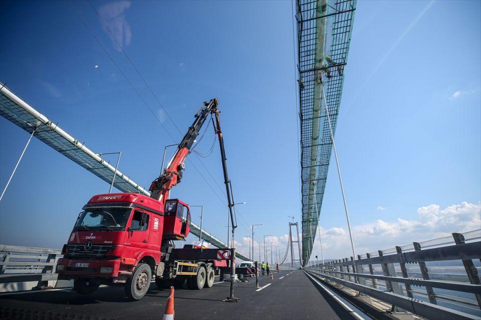 <p>Köprünün 2023 metrelik orta açıklığı Cumhuriyet'in 100'üncü kuruluş yıl dönümünü, 318 metrelik çelik kuleleri de Çanakkale Deniz Zaferi'nin kazanıldığı 18 Mart 1915'i sembolize ediyor. </p>

