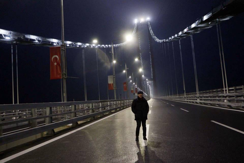 <p>Yürüyüş, Lapseki ilçesindeki Şekerkaya şantiyesinde sona erdi. Köprü üzerinde gün doğumunu izleyen Bakan Karaismailoğlu, beraberindekilerle hatıra fotoğrafı da çektirdi. </p>
