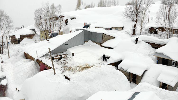 <p>Merkeze 50 kilometre uzaklıktaki 1800 rakım, 100 hane ve 700 nüfuslu Yukarıyongalı köyünde ilkbahar mevsimini bekleyen köy sakinleri, yaşanan kar yağışıyla hayal kırıklığı yaşadı.</p>
