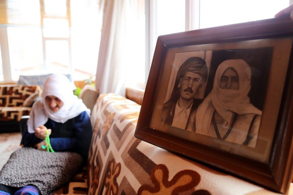 <p><strong>“Yüzbaşı eşime git o gavuru vur, potinlerini giy demiş”</strong><br />
<br />
Eşinin o günlere ait anılarından bahseden 110 yaşındaki Güllü Doğan, “8 çocuk annesiyim. Eşim savaştaki anılarını bana anlatırdı. Potinleri yırtılmış, yalınayak kalmış. </p>
