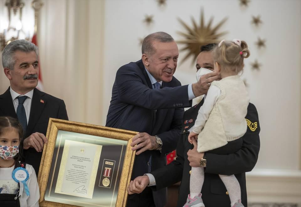 <p>Tören sırasında Cumhurbaşkanı Erdoğan bir kız çocuğuyla yakından ilgilendi. Ortaya ise renki görüntüleri çıktı...</p>
