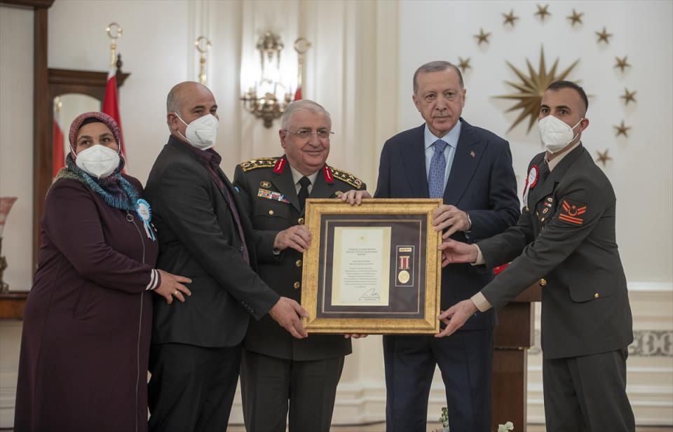 <p>Törene Genelkurmay Başkanı Orgeneral Yaşar Güler de katıldı.</p>
