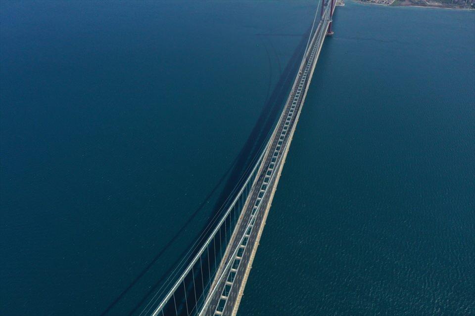 <p><span style="color:rgb(178, 34, 34)"><strong>Proje ile yıllık 415 milyon avro tasarruf</strong></span></p>
<p>“Yaklaşık 5 bin 100 personel ve 740 adet iş makinesi ile gece gündüz çalışarak tamamladığımız projemizi sadece halkımızın değil, dünyanın da hizmetine sunacağız” diyen Karaismailoğlu, projenin ekonomiye de büyük katkı sağlayacağını belirtti. Bakan Karaismailoğlu, “Projemizle zamandan 382 milyon avro, akaryakıt tüketiminden 31 milyon 300 bin avro, 3 bin 234 ağaca eş değer karbon salınımdaki azalmayla, çevresel olarak 1 milyon 900 bin avro tasarruf edilecek. Böylece toplam tasarruf tutarı yıllık 415 milyon avroya ulaşacak. Projenin 1,5 yıl önce açılması ile ekonomiye 628 milyon avro katkı sağlanmış olacak” dedi.</p>