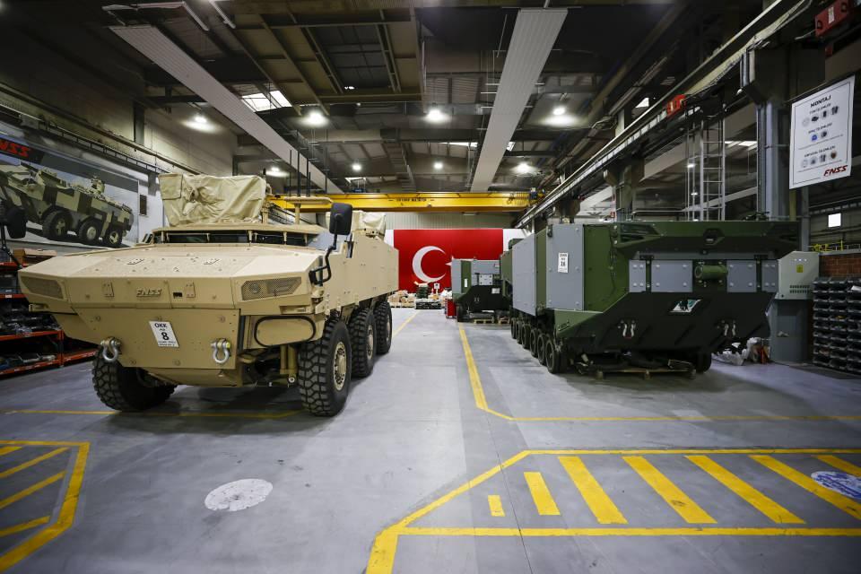 <p><strong> "Sahada kullanılınca daha büyük talep gelecek"</strong></p>
<p>Türk savunma sanayisinin tank sınıfında ihraç ettiği ilk araç Kaplan MT'ye ilişkin soruları da yanıtlayan Kurt, Endonezya'nın ihtiyaçları için geliştirilen projeyi PT Pindad ile yürüttüklerini söyledi. Kurt, projeye ilişkin şu bilgileri verdi:</p>
<p>"İlk teslimatlar knock-down kitlerdi, onları halihazırda gönderdik. PT Pindad, Endonezya'da iş birliği yaptığımız ortağımız, montaj işlemleri başlıyor. 18 tanktan 10 tanesi komple gönderilecek. </p>