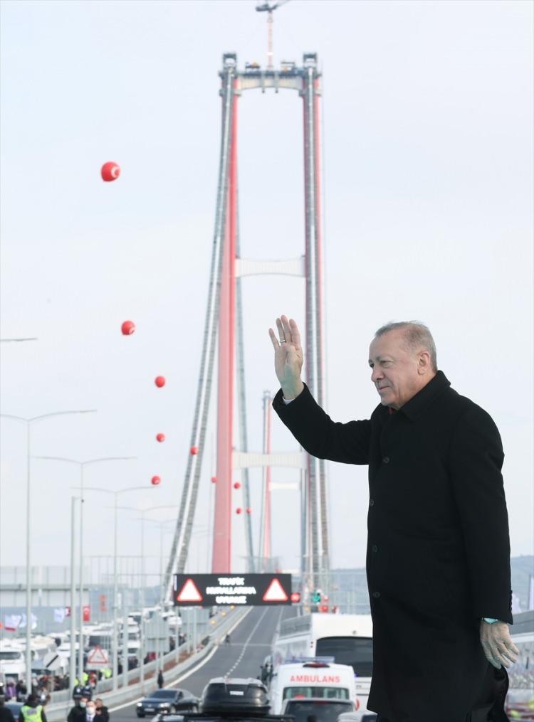 <p>Cumhurbaşkanı Recep Tayyip Erdoğan tarafından 18 Mart 2017’de temeli atılan ve Çanakkale’nin Lapseki ilçesine bağlı Şekerkaya ile Gelibolu’nun Sütlüce mevkii arasında yapımı süren 1915 Çanakkale Köprüsü’nün ayakları 16 Mayıs Cumartesi günü Cumhurbaşkanı Recep Tayyip Erdoğan’ın video konferansla katıldığı törenle tamamlanmış ve 32 bloktan oluşan köprünün ayak yüksekliği 318 metreye ulaşmıştı. Peyzaj çalışmaları kapsamında 516 bin 863 fidan da toprakla buluştu.</p>
