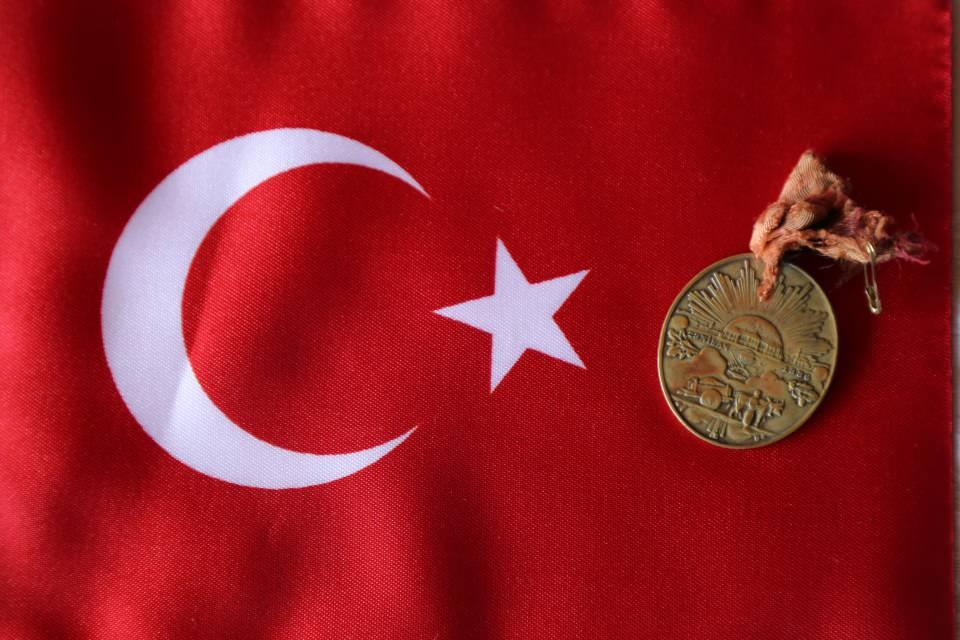 <p>Çok anısını anlatmıştı ama aklımızda kalmadı ki. Aklımda bu kaldı sadece. Eşim 1989 yılında vefat etti. </p>