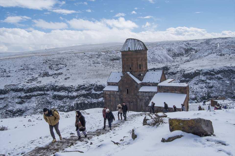 <p>UNESCO Dünya Miras Listesi'nde yer alan ve yılın ilk 2 ayında 34 bin 500 kişinin ziyaret ettiği Kars'taki Ani Ören Yeri, ilkbaharda karla kaplı görüntüsüyle ziyaretçilerini ağırlıyor.</p>

<p> </p>
