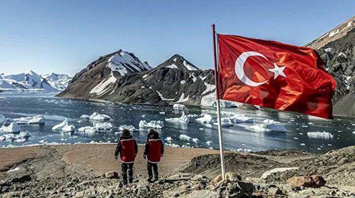 <p>Bilim insanlarının çalışmaları kapsamında Türk Bilim Kampı’nın bulunduğu Horseshoe Adası ve çevresinde, hava kalitesi istasyonları kurulurken GNSS Küresel Konumlandırma Sistemi istasyonlarından toplanan veriler toplanarak ölçümler yapıldı, astronomik gözlemler gerçekleştirildi ve meteoroloji istasyonundan veriler anlık olarak Meteoroloji Genel Müdürlüğü’nün sitesine girilerek vatandaşların adadaki hava durumunu görüntüleyebilmeleri sağlandı.</p>
<p> </p>