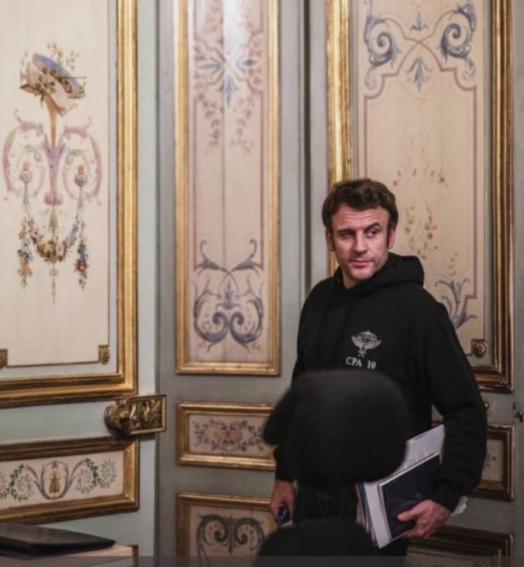 <p><strong>"ZELENSYK'Yİ TAKLİT ETMEYE ÇALIŞIYOR"</strong></p>

<p>Ülkede nisanda yapılacak cumhurbaşkanlığı seçimlerinde aday olan Macron’un reklam çalışması olarak da görülen fotoğraflar, başka bir kullanıcının da <em><strong>"savaşın ortasındaki bir ülkenin cumhurbaşkanını taklit etmeye çalışmak çocukça"</strong></em> şeklindeki tepkisini çekti.</p>

