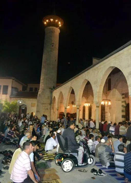<p>Var eden Sensin, yok eden de Sen; uzak tutan Sensin, yaklaştıran da Sen; Sen bizi biz etmeseydin biz bu duyduklarımızı duyamaz ve bize imanın neş'esini tattırmasaydın şu söylediklerimizi mırıldanamazdık. Verdiklerin vereceklerinin referansı; diliyor ve dileniyoruz, bize yakınlığını duyur ve benliğimizde Sana karşı yaklaşma heyecanları uyar.</p>

<p> </p>

