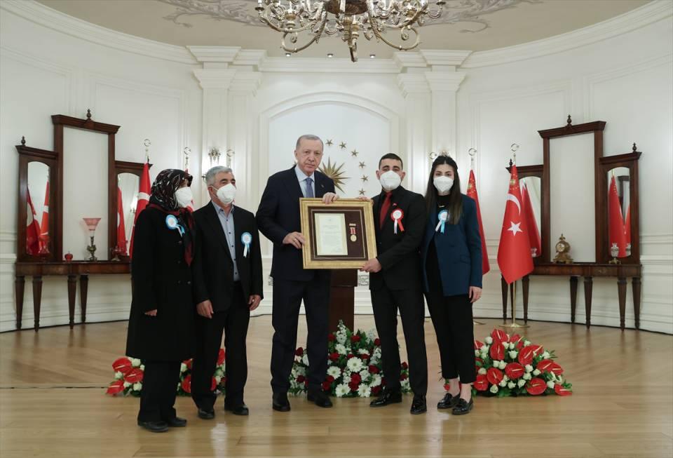 <p>Törende Cumhurbaşkanı Erdoğan tarafından şehit yakını ve gazilere, Devlet Övünç Madalyası ve Beratı verildi.</p>
