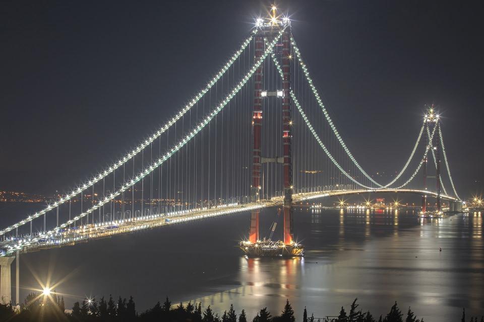 <p>"En"lerin projesi olarak anılan köprünün ana kablosunda dünyanın çevresini 4 kez dönebilecek 162 bin kilometrelik tel kullanıldı. </p>
