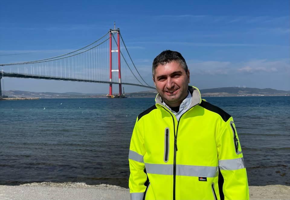 <p><strong>- "6 dakikada Asya'dan Avrupa'ya, Avrupa'dan Asya'ya geçiş sağlanacak"</strong></p>

<p>1915 Çanakkale Köprüsü Proje Müdür Yardımcısı Alper Alemdaroğlu, AA muhabirine, projenin başından beri burada görev yaptığını söyledi.</p>
