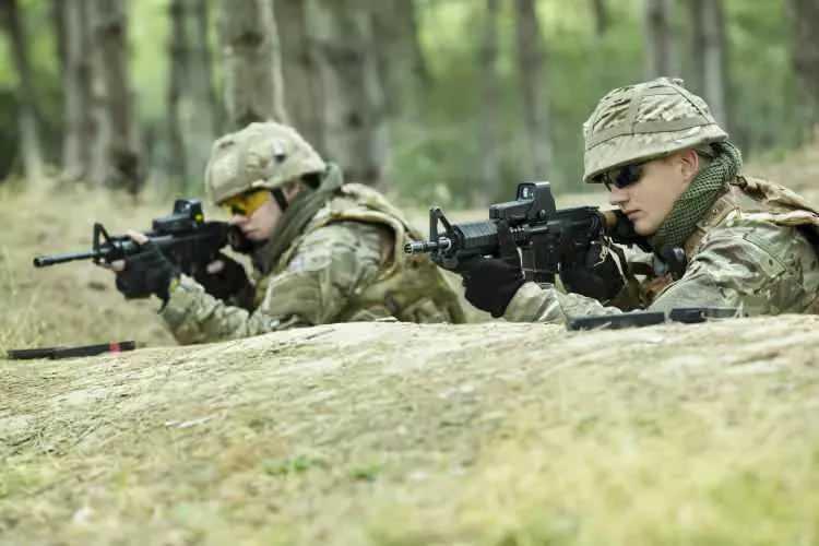 <p><strong>3. Birleşik Krallık</strong></p>

<p>Toplam nüfus: 65,105,246<br />
<br />
Mevcut insan gücü: 29,948,413<br />
<br />
Toplam askeri personel: 233,000<br />
<br />
Aktif personel: 150,000<br />
<br />
Toplam hava gücü: 811<br />
<br />
Savaş tankları: 331<br />
<br />
Zırhlı Savaş Aracı: 4,607<br />
<br />
Toplam deniz varlıkları: 76<br />
<br />
Savunma bütçesi: 47,5 milyar dolar</p>
