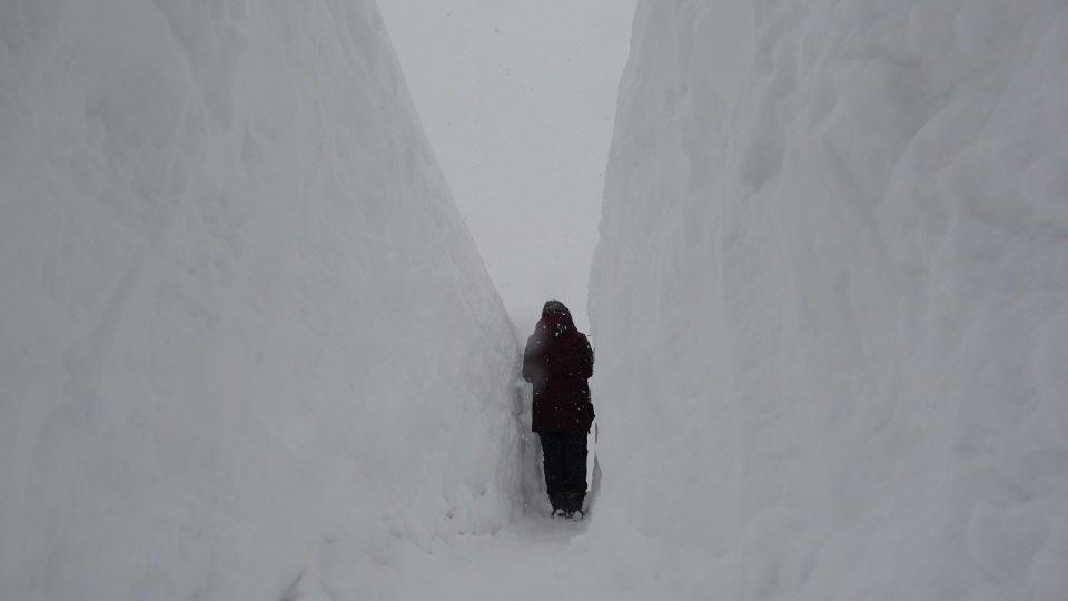 <p>Bitlis’te yaklaşık bir haftadır yağan kar yağışı nedeniyle kent genelinde 302 köy yolu ulaşıma kapanırken, tek katlı evler ise kardan adeta kayboldu. </p>
