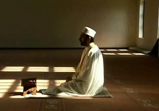 <p><strong>Sevgili Peygamberimiz (S.A.V) buyuruyor:</strong></p>

<p>“Her kim bu gece yüz rekat namaz kılarsa yüce Allah ona yüz melek gönderir. Otuzu ona cenneti müjdeler, otuzu ona cehennem azabından teminat verir. Otuzu da ondan dünya afetlerini savarlar, O’nu da ondan şeytanın tuzaklarını hilelerini savarlar.”</p>
