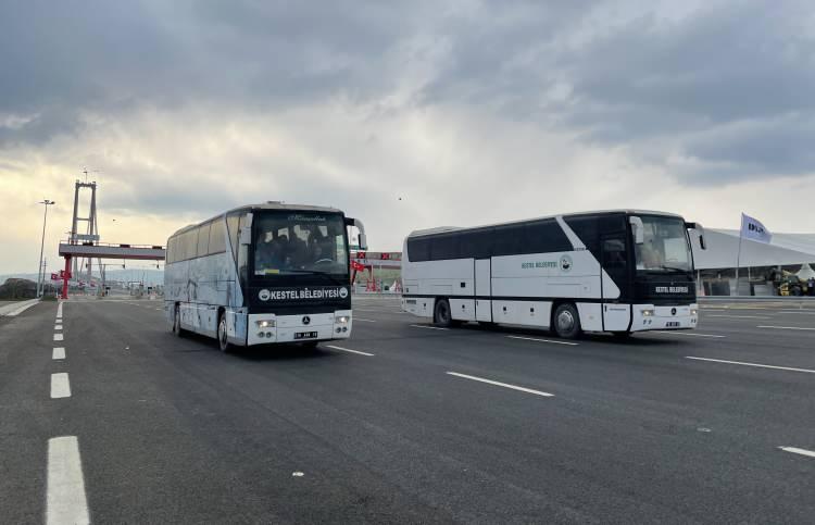<p>Çanakkale'deki bir şirkette çalıştığını anlatan Ömürtaş, "Ağır vasıta kullanıyoruz. Eskiden biz gemi sırasında saatlerce bekliyorduk. Kamyonun içinde zaman geçmiyordu. Şu anda o kadar güzel bir kolaylık oldu ki 5 dakikada karşıya geçtim. Bu köprünün turizmden ulaşıma kadar her şeye büyük faydası var. Gemi sırasında bekleme derdin yok, araç kuyrukları yok. Şu an ücretsiz olarak köprümüzü kullanıyoruz. Allah yapanlardan razı olsun." diye konuştu.</p>
<p> </p>