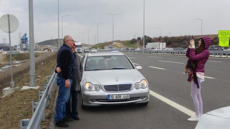<p>"Çok güzel bulduk. Çok heyecanlandık geçerken. Çok güzel bir yolu var, trafik yok, beklemek yok. Daha önce gemiyle sanıyorum 40 dakikadan fazla sadece yolculuk sürüyordu. Bir de beklemeyi eklersen saatler alıyordu. Şu anda çok rahat bir yolculuk yaptık. 8 aylık bebeğimiz de bu yolculuğa katıldı. Zaten çok şanslı bir bebek. Oda bu köprünün güzelliğini görmüş oldu."</p>
<p> </p>