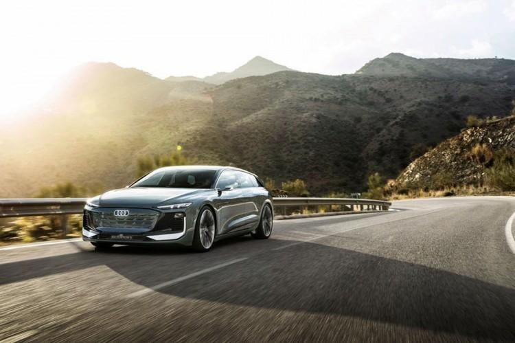 <p>A6 Avant E-tron'un, modele ve sürüş sistemine bağlı olarak 700 kilometreye kadar menzil sunabileceği belirtiliyor.</p>