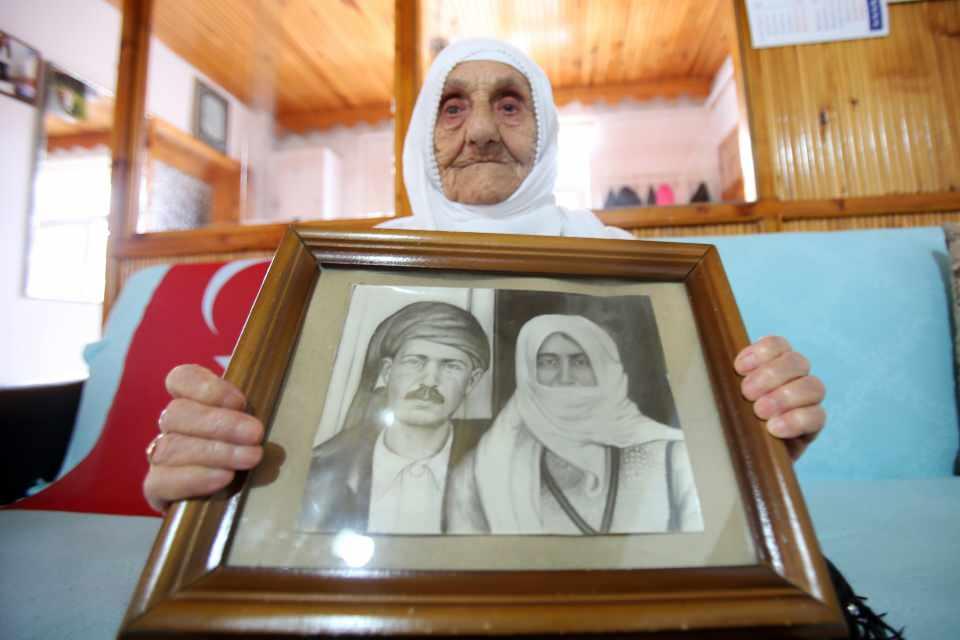 <p>Gümüşhane’de Çanakkale Savaşı gazisi 1898 doğumlu Temel Doğan’ının eşi 110 yaşındaki Güllü Doğan eşinin İstiklal Madalyasını ilk günkü gibi saklıyor.</p>
