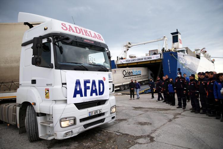 <p>Çataklı, Türkiye'nin nerede mazlum varsa yardıma koştuğunu belirterek, şöyle konuştu:</p>

<p>"Tarihin her döneminde milletimiz dara düşmüşe el uzattı. Bunu yaparken bazılarının yaptığı gibi mazlumların saçının rengine bakmadık, atalarımız da bakmamıştı. 'Gözleri mavi mi?' diye bakmadık, ten rengi farklı diye kimseyi trenlerden ya da otobüslerden indirmedik. Sınırlardan geçemesinler diye yavrulara çelme takmadık. Myanmar'dan Yemen'e, Filistin'den Ukrayna'ya, Suriye'den Bosna'ya, Haiti'ye kadar diline, dinine, rengine, ırkına, mezhebine bakmaksızın nerede mazlum varsa yetişmeye çalıştık. Hamdolsun ki yaradan da bize fazla fazla verdi. İnşallah bundan sonra da verecek."</p>
