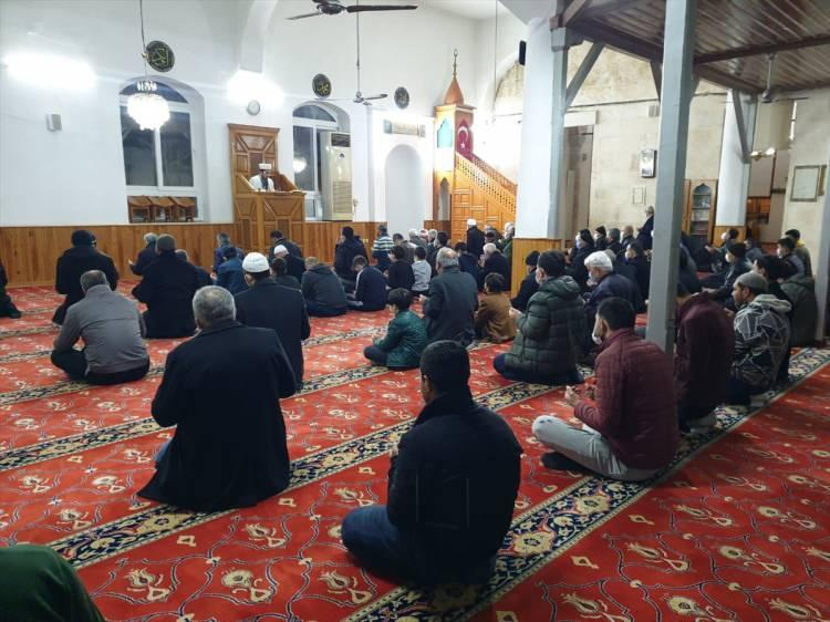 <p>OSMANİYE</p>
<p>Osmaniye'nin Kadirli ilçesinde bulunan tarihi Ala Camisi'nde Berat Kandili nedeniyle program düzenlendi.</p>
<p>İlçe Müftüsü Necati Gündoğdu'nun vaazının ardından namaz kılındı, Kur'an-ı Kerim okundu, dua edildi.</p>