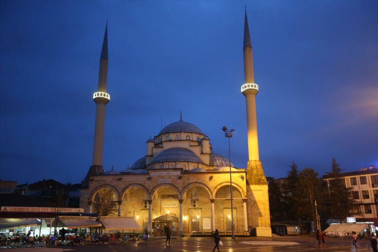 <p>MUŞ</p>
<p> Muş’un Bulanık ilçesinde <strong>Berat</strong> Kandili dualarla ihya edildi.<br />
Bulanık Kaymakamı ve Belediye Başkanı Mehmet İlidi ile İmam-ı Şafii Camii İmamı Sabahattin Kaplan’ın çabaları ve vatandaşların katkısıyla yenilenen Merkez İmam-ı Şafii Camii’nde Bulanık İlçe Müftülüğü tarafından Beraat Gecesi nedeniyle bir program düzenlendi. </p>