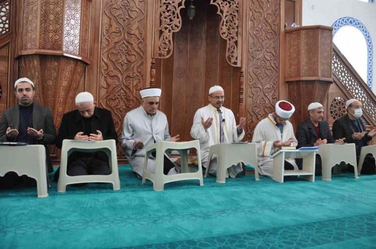 <p>Mevlid-i Şerif okunup duaların edildiği programda Vaiz Servet Güler, <strong>Berat</strong> Gecesi'nin önemini anlattı. Vaiz Güler, “Üç aylar denen ve inananlar için nice mükâfatların tezahür ettiği bir zaman diliminin tam ortasında bulunuyoruz. Bu gece üç ayların ikincisi olan Şaban’ın 15. gecesi. Bu gece Beraat gecesi. Bu gece kurtuluş gecesi. Bu gece mağfiret gecesi. Bu gece af dileyenlerin günahı ne kadar çok olursa olsun, isterse binlerce koyunun üzerlerinde bulunan tüyler kadar bile olsa affedildiği gece." dedi.</p>