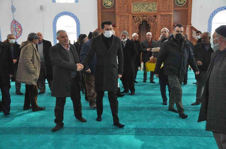 <p>GAZİANTEP</p>
<p>Gaziantep'te kandil dolayısıyla vatandaşlar camileri doldurdu.</p>
<p>İl Müftülüğünce kentteki camilerde düzenlenen programlarda yatsı namazının ardından Kur'an-ı Kerim okundu, şehitler için dua edildi.</p>