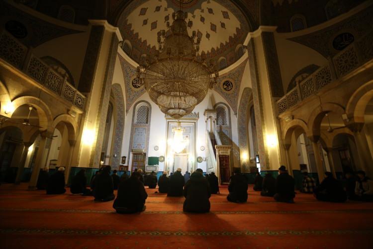 <p>KİLİS</p>
<p>Kilis Müftülüğünce kentteki camilerde Berat Kandili dolayısıyla program düzenlendi.</p>
<p>Hacı Cümbüş Camisi'nde emekli müftü Yahya Polat’ın namaz öncesi verdiği vaazla başlayan programda, ilahi ve Kur'an-ı Kerim okundu.</p>