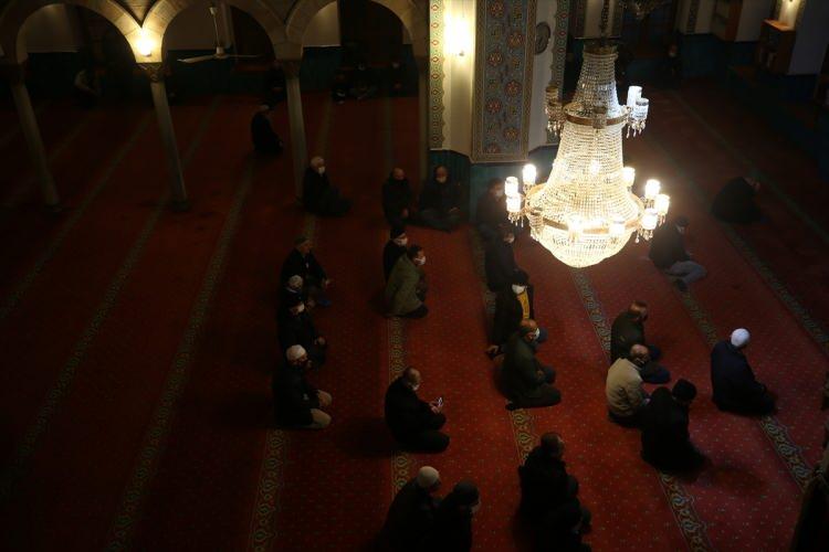 <p>ADIYAMAN</p>
<p>Adıyaman İl Müftülüğünde Berat Kandili dolayısı ile program düzenlendi.</p>
<p>Kentteki Ulu Cami'de İl Müftüsü Mehmet Taşçı tarafından vaaz verildi, Kur'an-ı Kerim okundu.</p>
<p>Program sonrası vatandaşlara çeşitli ikramlarda bulunuldu.</p>
