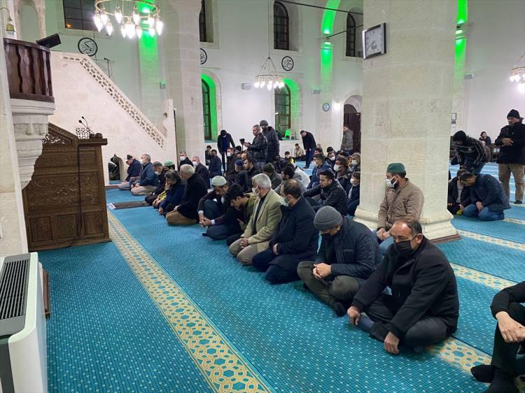 <p>MALATYA</p>
<p>Malatya'da, Berat Kandili dolayısıyla kent sakinleri camilerde düzenlenen programlara katıldı.</p>
<p>Kernek Karagözlülüler Camisi'ndeki programda vatandaşlar Kur'an- Kerim tilaveti ile okunan mevlidi dinledi. Mevlidin ardından dua eden vatandaşlar daha sonra namaza durdu.</p>